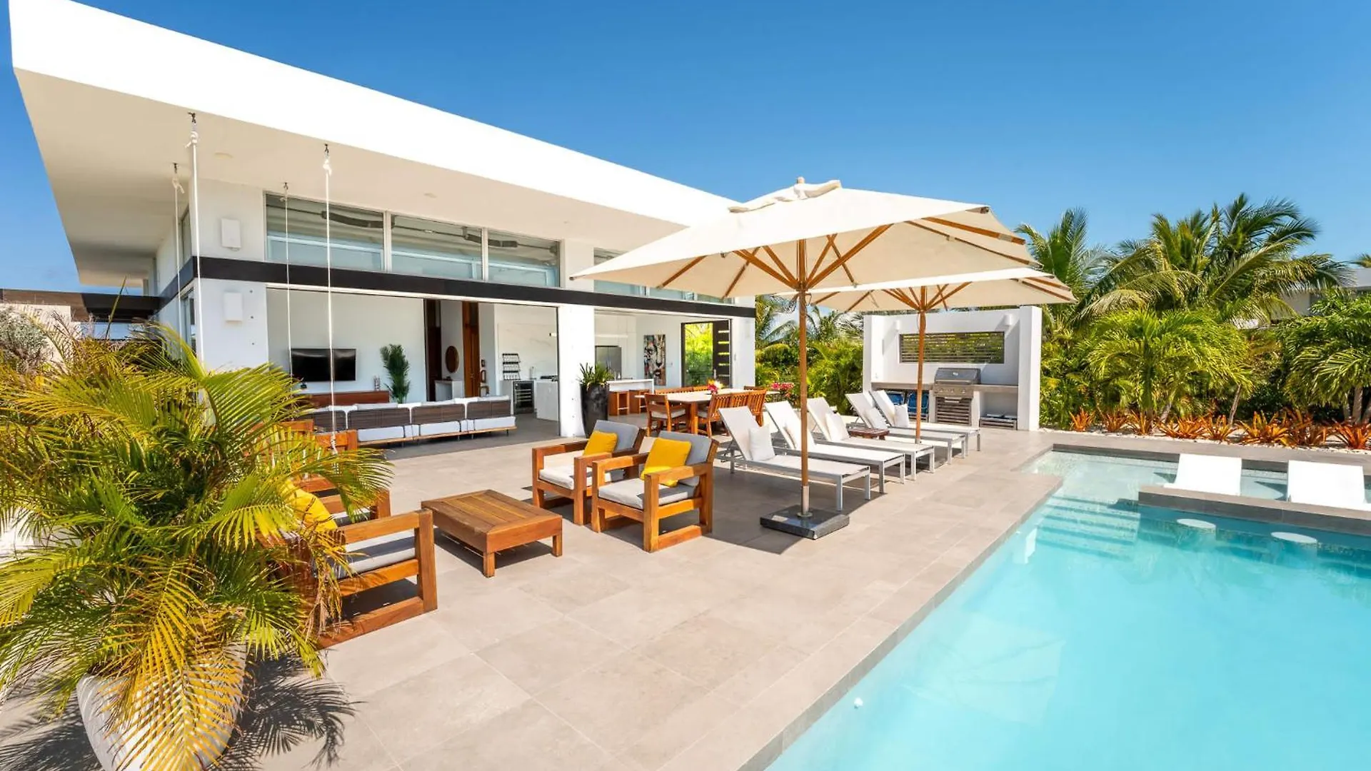 Oceanside 4 Bedroom Luxury Villa With Private Pool, 500Ft From Long Bay Beach -V10 터크스 케이커스 제도
