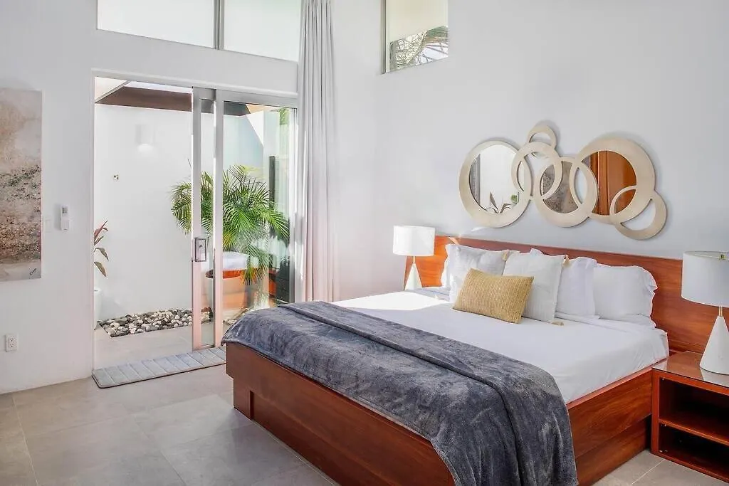 Oceanside 4 Bedroom Luxury Villa With Private Pool, 500Ft From Long Bay Beach -V10 터크스 케이커스 제도