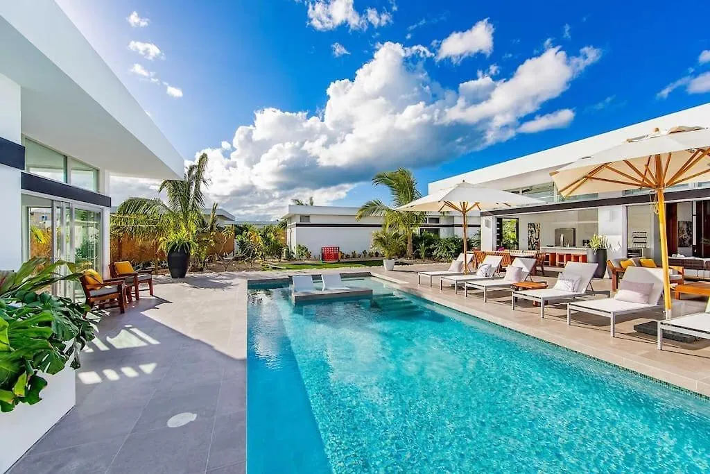 Oceanside 4 Bedroom Luxury Villa With Private Pool, 500Ft From Long Bay Beach -V10