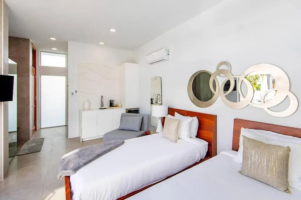 Oceanside 4 Bedroom Luxury Villa With Private Pool, 500Ft From Long Bay Beach -V10 터크스 케이커스 제도