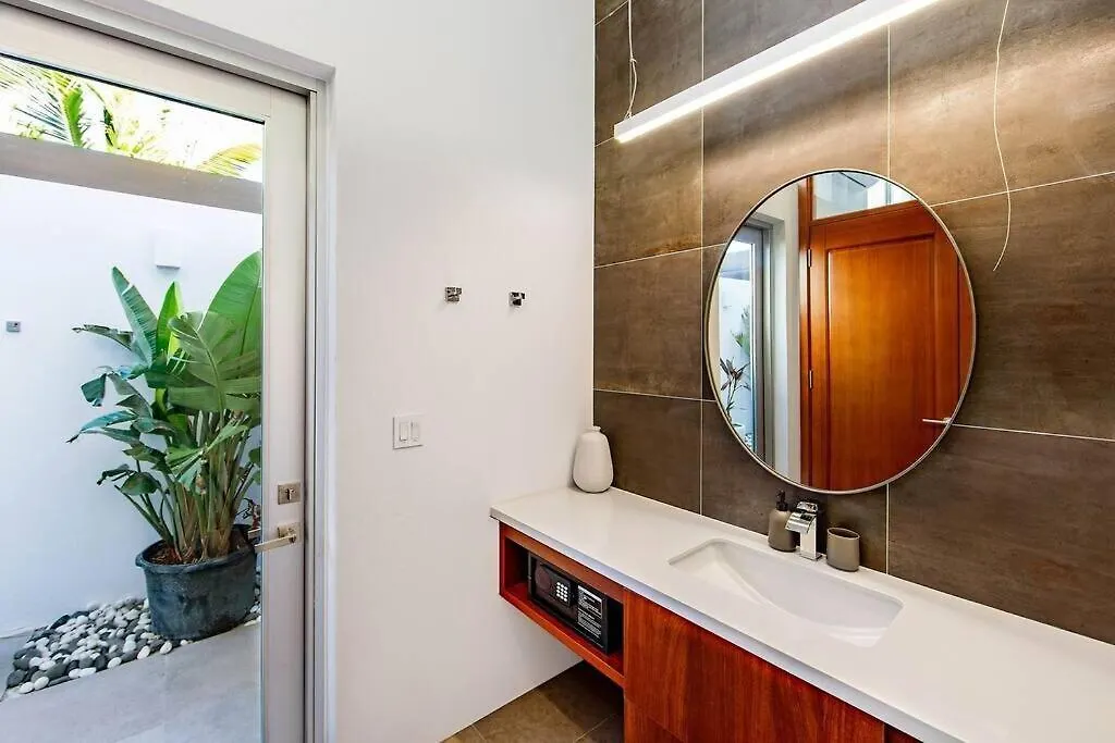 Oceanside 4 Bedroom Luxury Villa With Private Pool, 500Ft From Long Bay Beach -V10