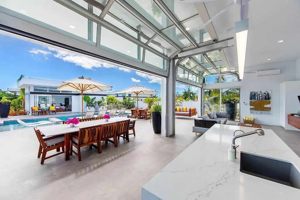 Oceanside 4 Bedroom Luxury Villa With Private Pool, 500Ft From Long Bay Beach -V10 터크스 케이커스 제도
