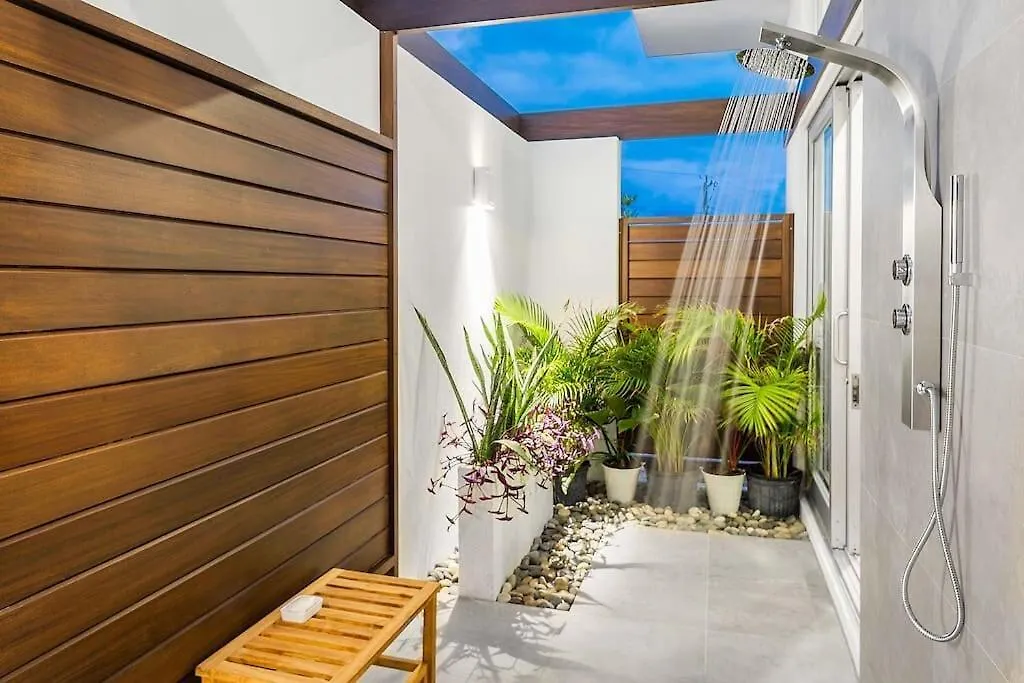 Oceanside 4 Bedroom Luxury Villa With Private Pool, 500Ft From Long Bay Beach -V10 0*,  터크스 케이커스 제도